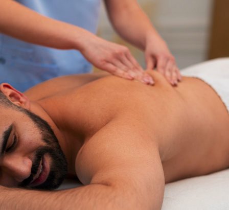 Eine Person erhält eine sanfte Chiropraktik Anwendung von der Heilpraktikerin.