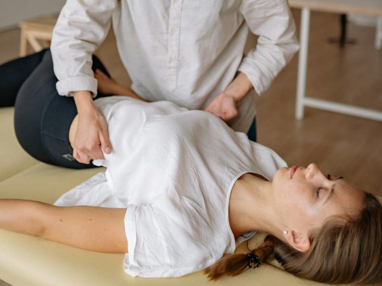 Eine Frau erhält eine Chiropraktik Anwendung.