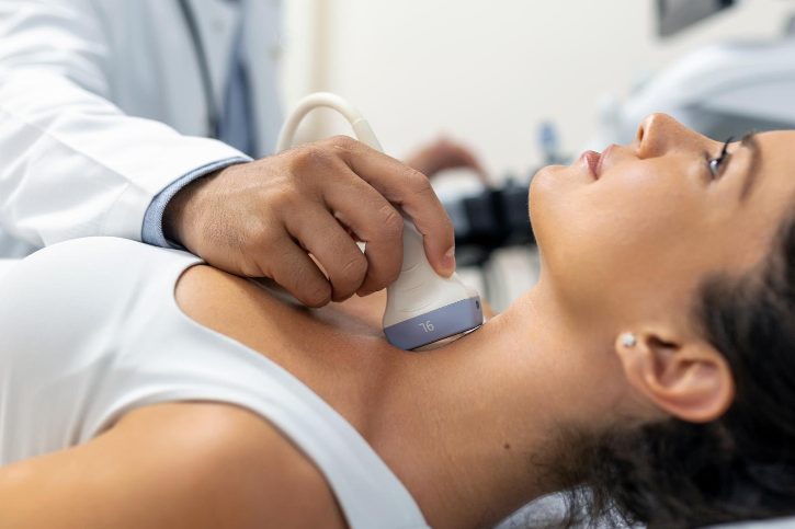 Eine Person erhält eine Ultraschalluntersuchung des Halses.