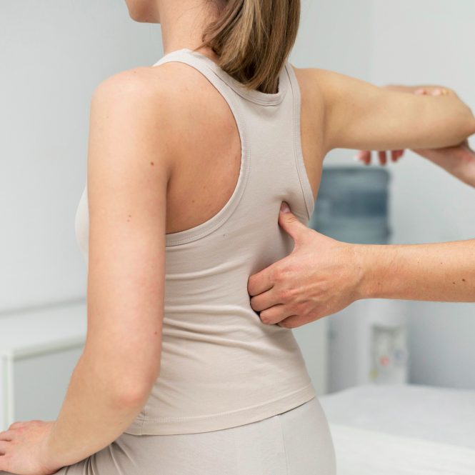 Eine Person erhält eine Rücken-Behandlung beim  Chiroprakiker.