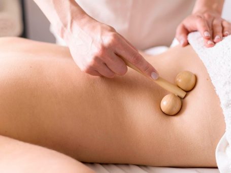 Eine Person erhält eine sanfte Chiropraktik Anwendung am Nacken in einem hellen, modernen Raum.