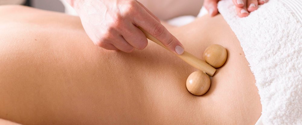 Eine Person erhält eine manuelle Chiropraktik Behandlung auf einer Liege.