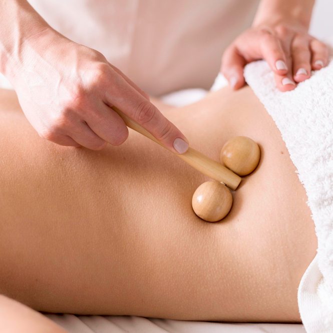 Eine Person erhält eine Chiropraktik Anwendung am Rücken in einer ruhigen Umgebung.