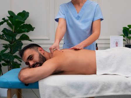 Eine Person erhält eine Chiropraktik Anwendung.