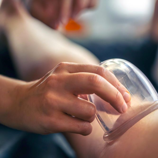 Eine Person nimmt eine weiße Schüssler Salz Tablette mit der Hand zur Mund.