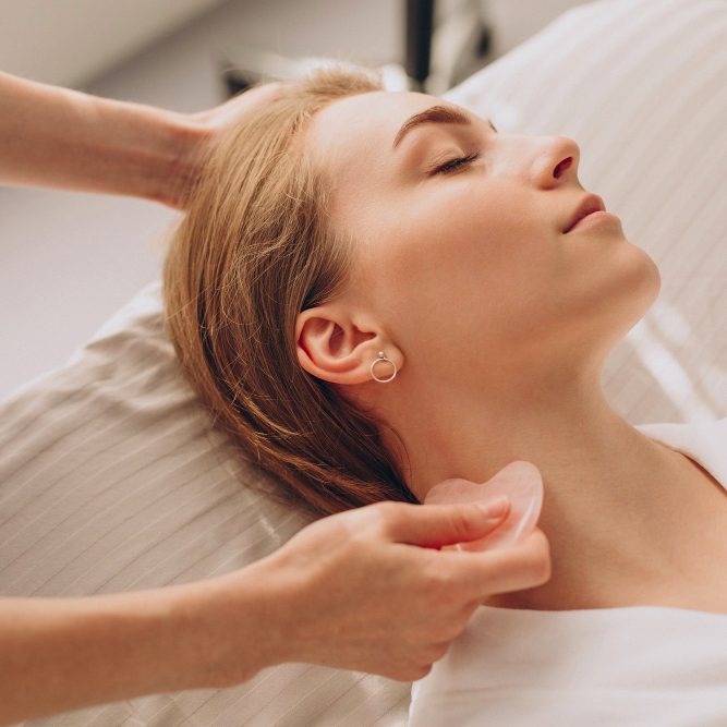 Eine Person erhält eine manuelle Chiropraktik Anwendung am oberen Rücken.