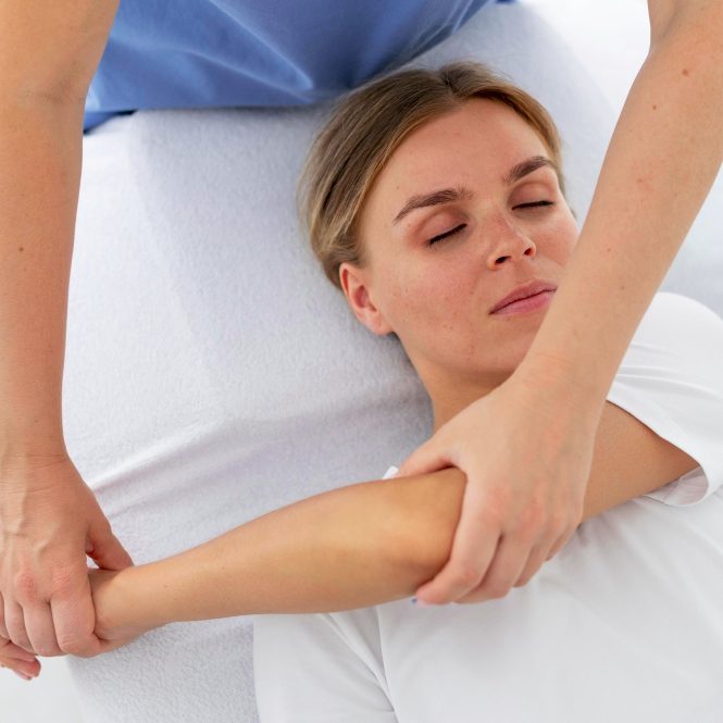 Frau nimmt eine gelbe Kapsel aus der Hand und führt sie zum Mund.