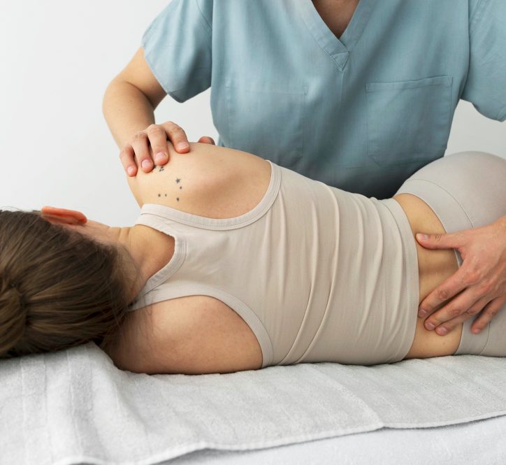 Eine Frau erhält eine sanfte Chiropraktik Anwendung von der Heilpraktikerin.
